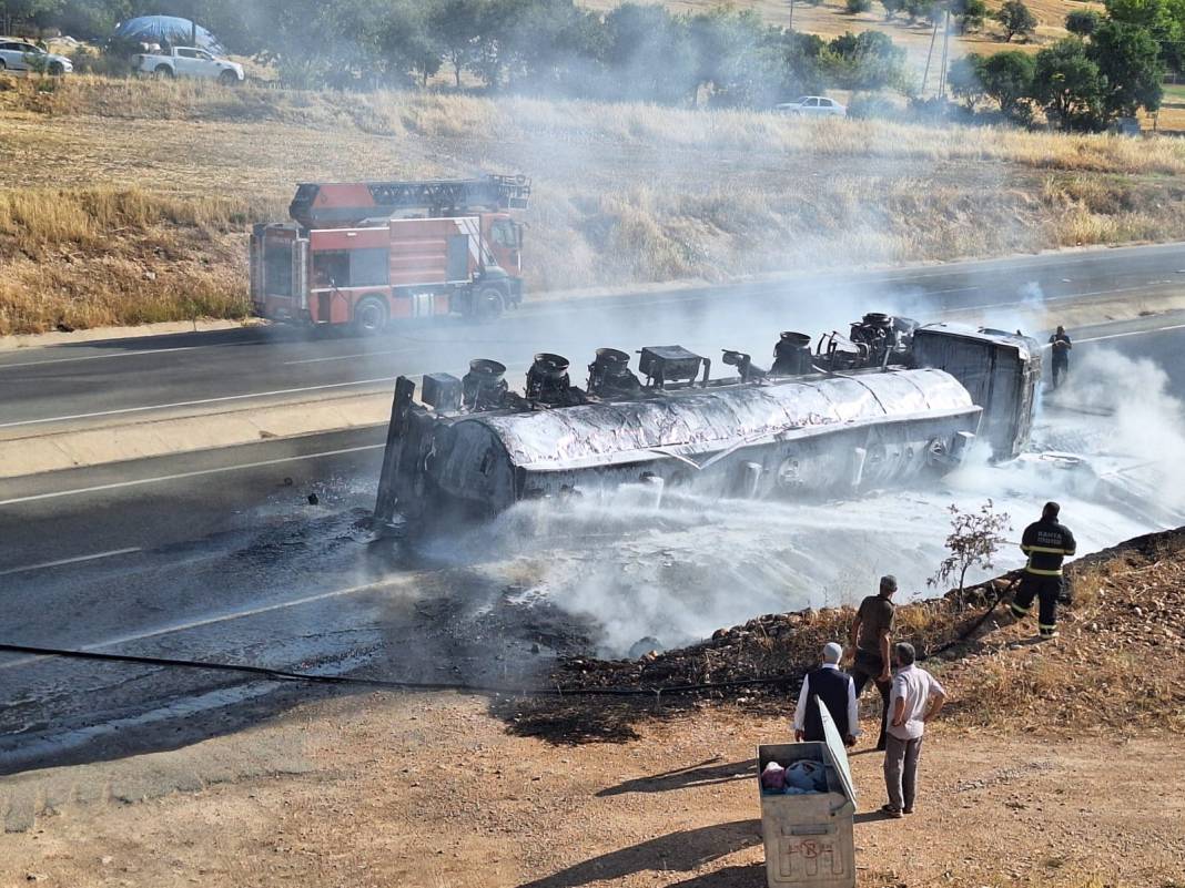 Adıyaman'da, devrilen tanker alev alev yandı 5